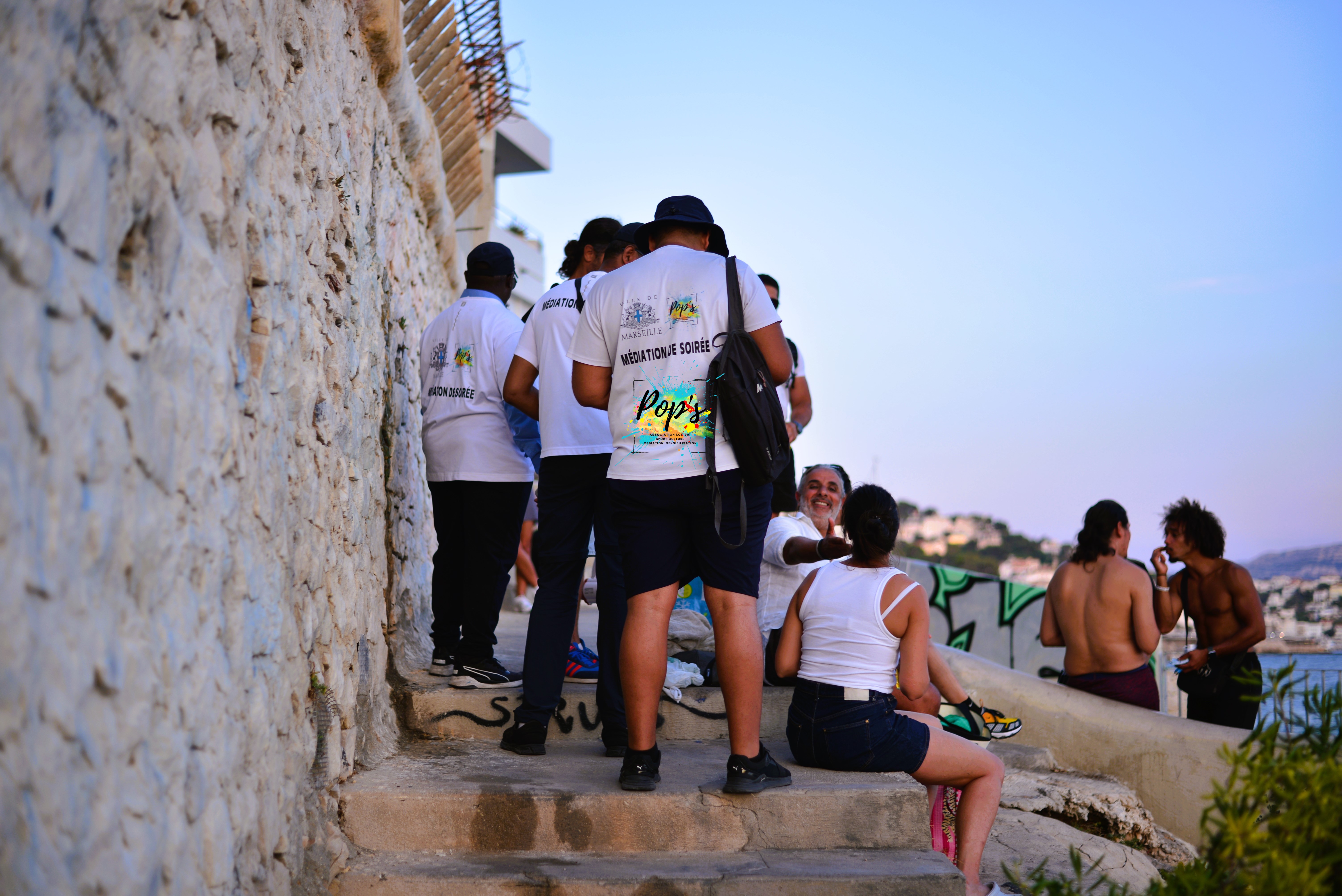 Médiation sociale nocturne sur le terrain, équipes en gilet